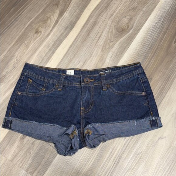 Volcom micro mini low rise denim jean shorts size 27 - Picture 1 of 5